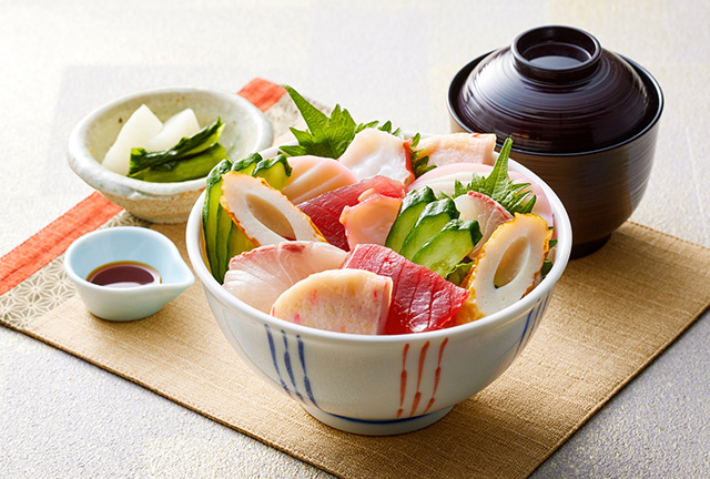 “海鮮練り物ちらし丼”　1,200円お刺身とヤマサの練り物をちらし寿司風にご提供。特製漬け醤油でどうぞ。 	